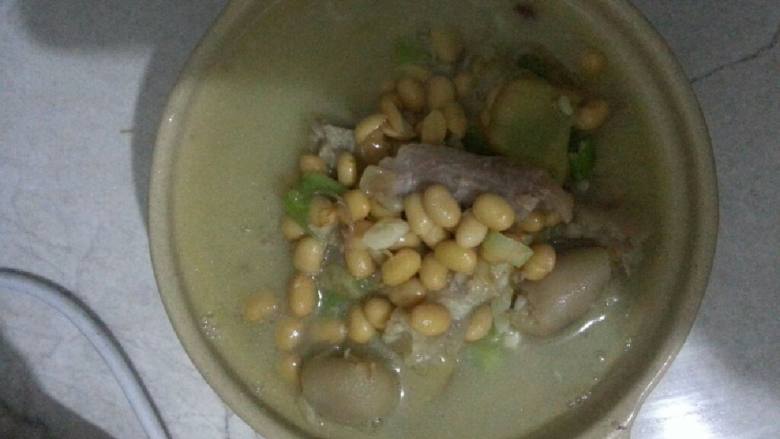 黄豆猪蹄汤