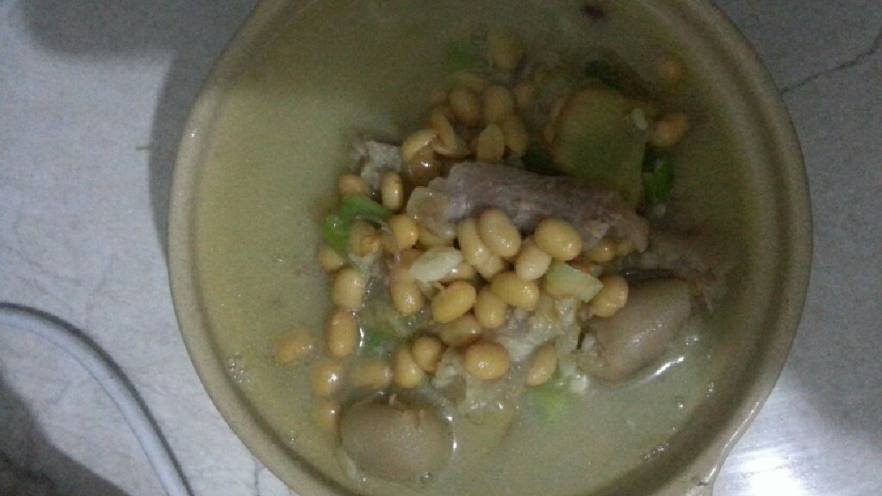 黄豆猪蹄汤
