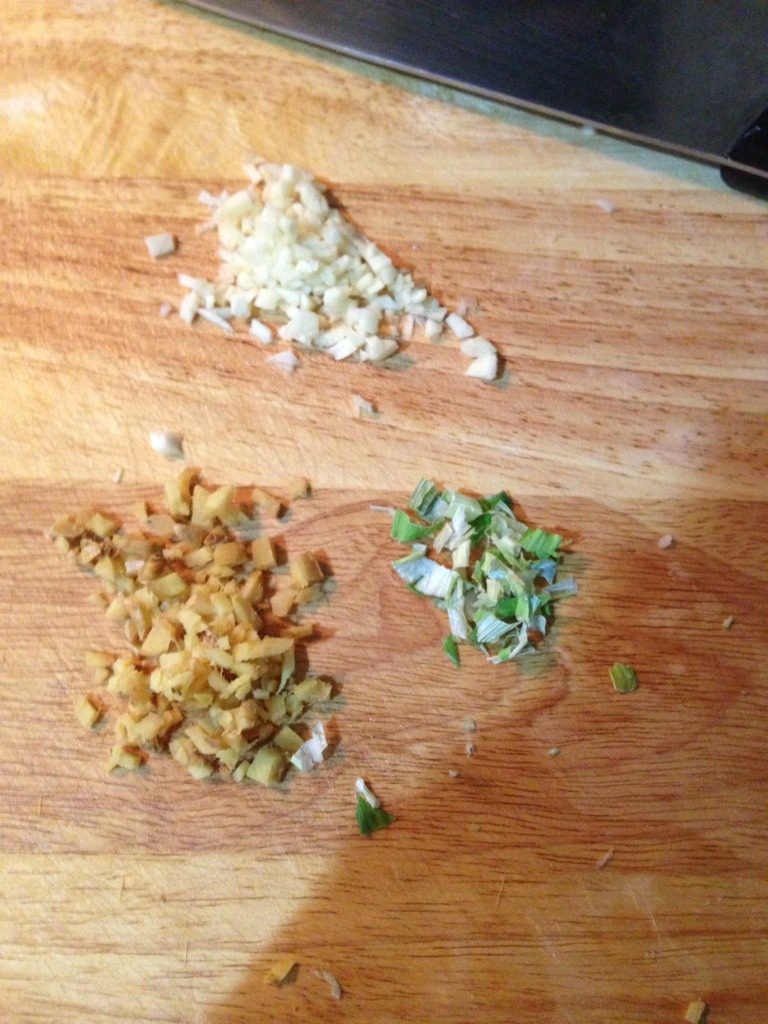 鸡蛋虾仁炒口蘑,<a style='color:red;display:inline-block;' href='/shicai/ 3250'>葱</a><a style='color:red;display:inline-block;' href='/shicai/ 37'>姜</a>蒜切末