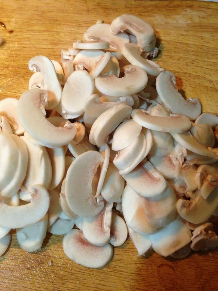 鸡蛋虾仁炒口蘑,<a style='color:red;display:inline-block;' href='/shicai/ 235'>口蘑</a>洗净切片