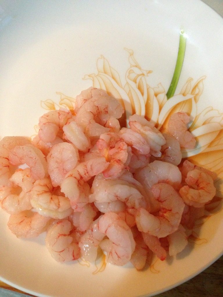 鸡蛋虾仁炒口蘑,<a style='color:red;display:inline-block;' href='/shicai/ 287'>虾仁</a>化冻，去虾线，洗净沥干备用