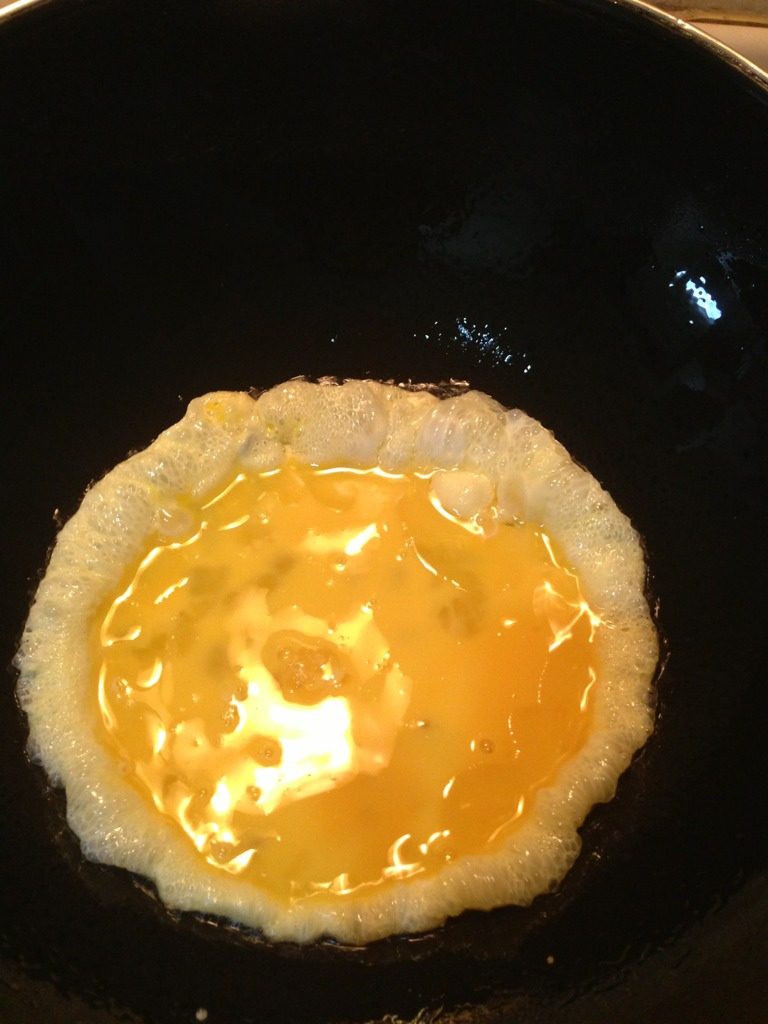 鸡蛋虾仁炒口蘑,先炒好<a style='color:red;display:inline-block;' href='/shicai/ 9'>鸡蛋</a>，盛出备用