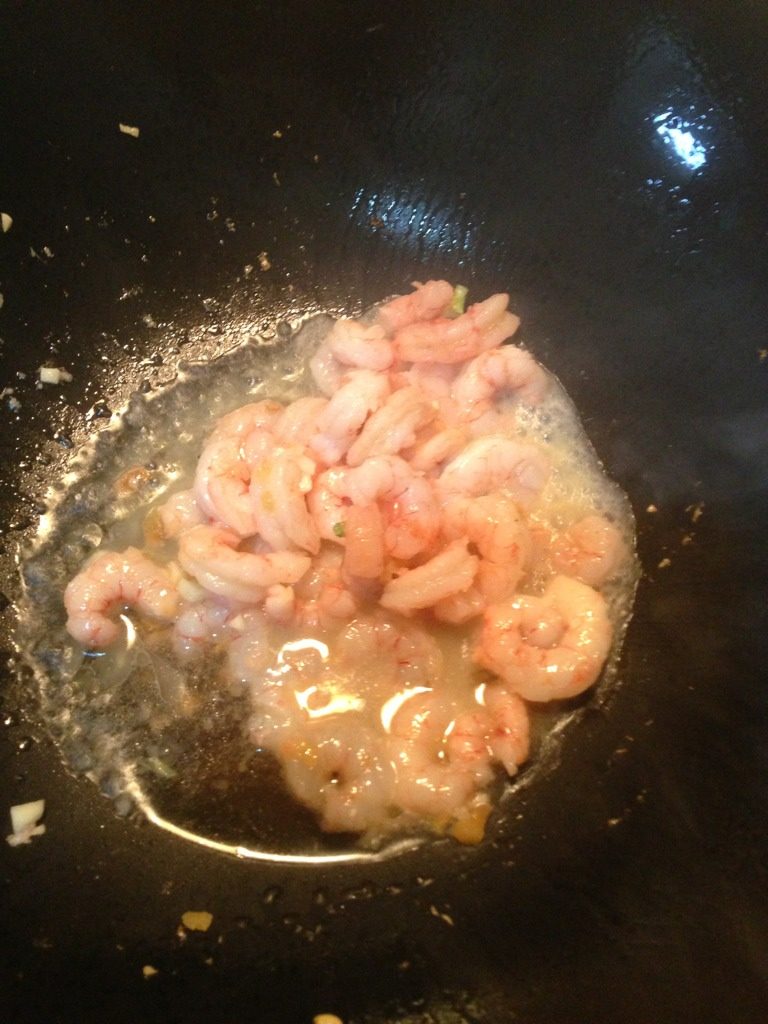 鸡蛋虾仁炒口蘑,放入虾仁翻炒，稍稍变色后加入<a style='color:red;display:inline-block;' href='/shicai/ 718'>料酒</a>翻炒，这样虾仁比较嫩，炒熟后盛出备用