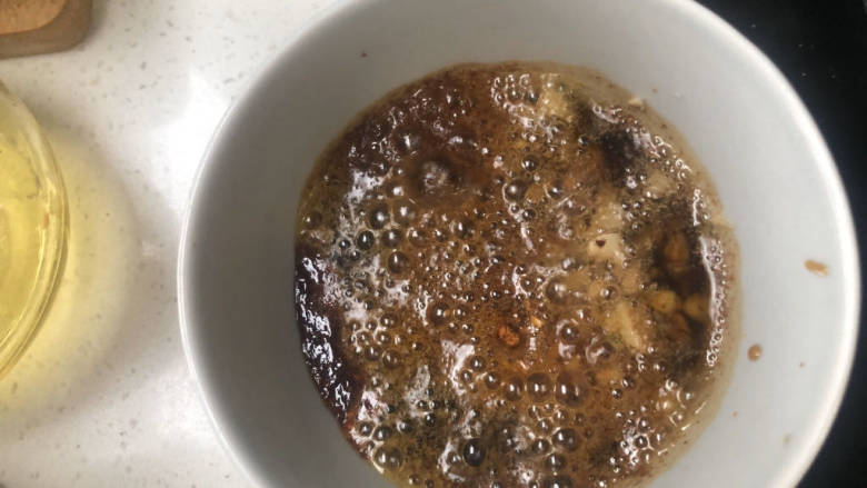 椒麻手撕鸡,淋上热油,调料香味立刻扑鼻而来。