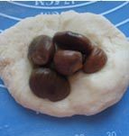 港式栗子包,将面团擀开翻面，包入糖栗子，封好口