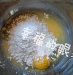 港式栗子包,将牛奶、黄油和白糖放入容器内煮沸