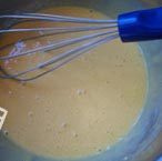 港式栗子包,把温水、蛋、吉士粉、面粉搅拌细滑