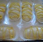 港式栗子包,将做好的吉士奶油放入裱糊带，挤在面团上，然后入烤箱烘烤即可