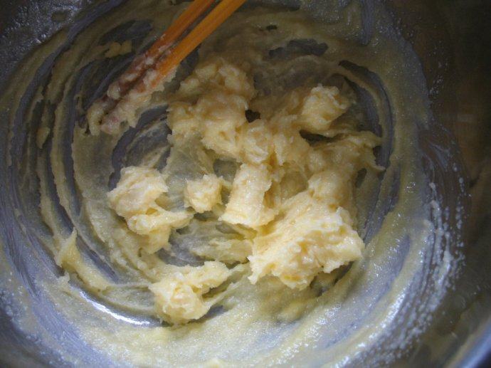 核桃塔,黄油软化后和细砂糖、盐一起混合，用筷子轻轻搅匀即可