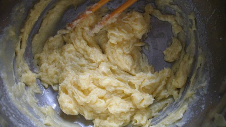 核桃塔,分三次加入鸡蛋液，每一次都要与黄油充分混合后，才加入下一次