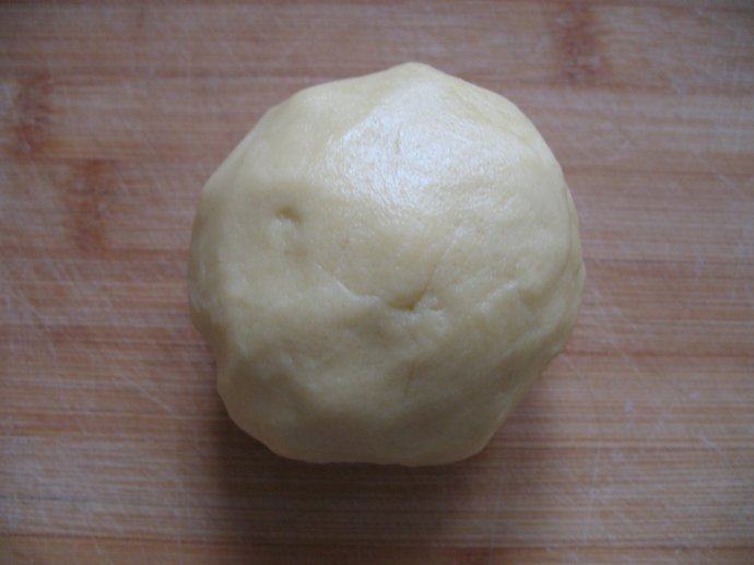 核桃塔,筛入粉类。揉成面团。用保鲜膜包好，松弛20分钟