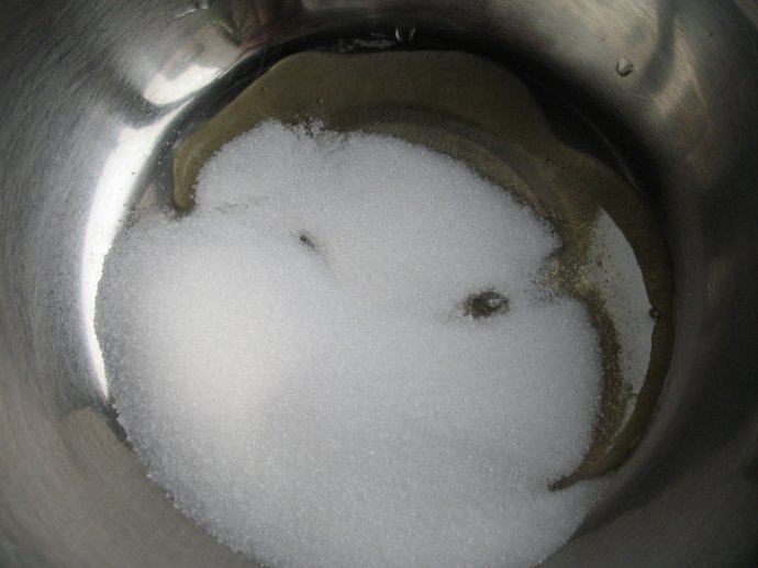 核桃塔,把细砂糖和蜂蜜混合，在火上用小火，不停的搅拌，直到砂糖融化并且沸腾以后，继续用小火加热，直到糖浆开始变成焦红色，关火。