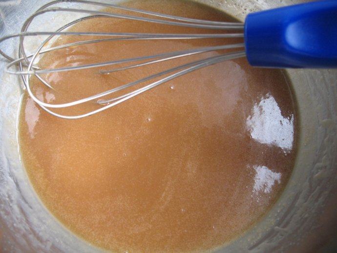 核桃塔,关火的同时，立刻向糖浆里慢慢倒入烧开的牛奶，边倒边搅拌均匀。然后加入黄油搅拌至溶解