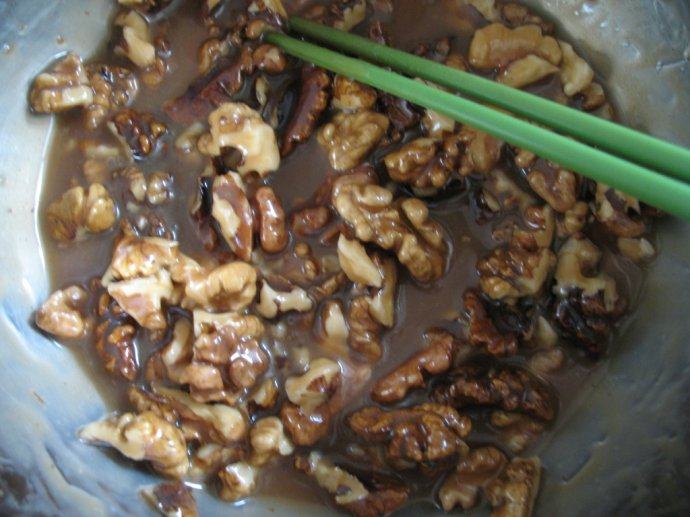 核桃塔,倒入核桃仁，搅拌均匀