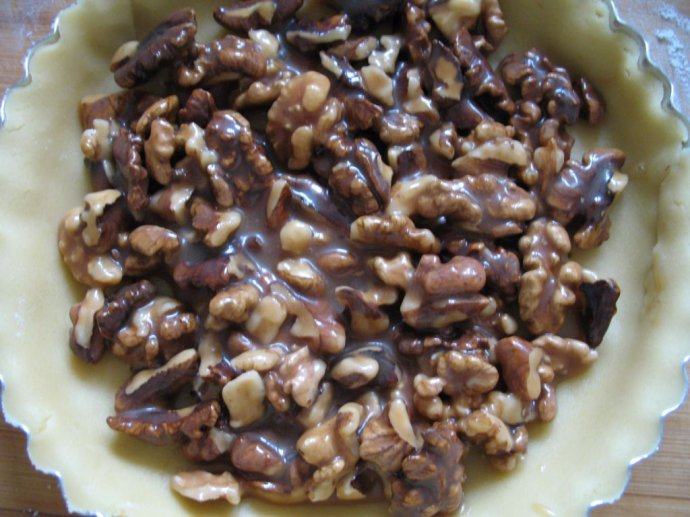 核桃塔,倒入核桃陷，放入预热好的烤箱180度上下火烤20分钟即可