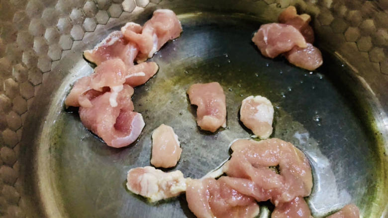 冬瓜瘦肉汤,锅中倒入少许食用油,冷锅热油放入处理好的瘦肉翻炒均匀,炒到瘦肉颜色变浅即可。