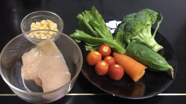 鸡胸肉蔬菜沙拉,备好所需食材