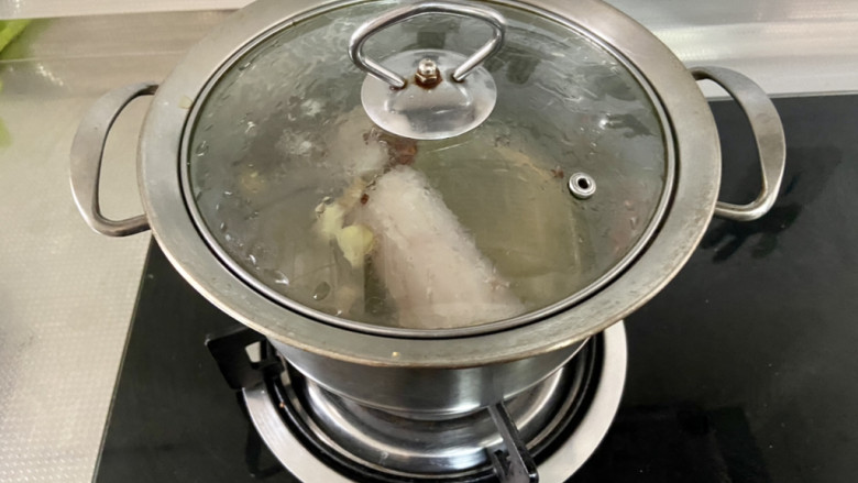 蒜苔五花肉➕蒜苔回锅肉,小火炖煮10到15分钟,根据肉块大小,基本肉7成熟,筷子戳进去没有血水,捞出放凉