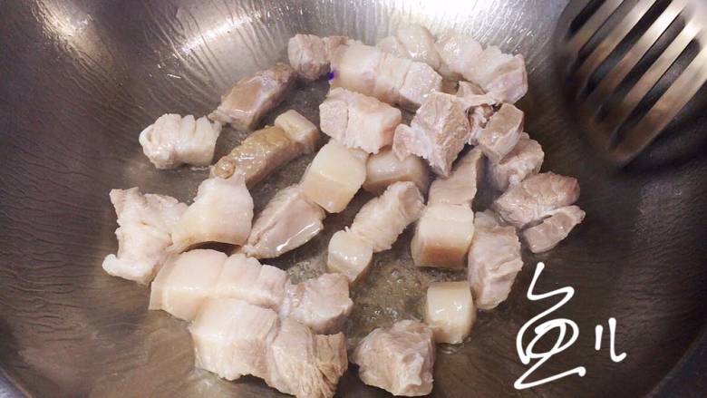 五花肉焖莲藕,五花肉放入油锅翻炒片刻,炒出油脂