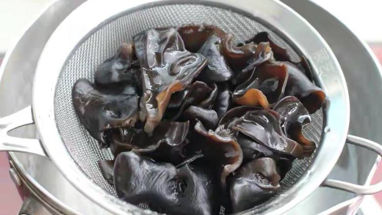 蘑菇炒肉片,锅中烧开水,下入木耳焯烫三分钟左右捞出过凉水。