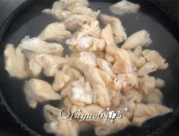 #年夜饭#尖椒溜肥肠,肥肠切段,放入水锅