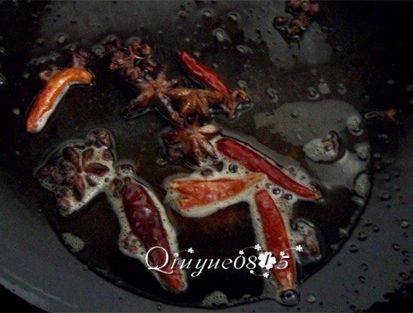 #年夜饭#尖椒溜肥肠,油热放花椒、大料、干红椒炸出香味。