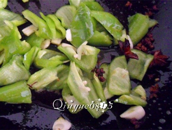 #年夜饭#尖椒溜肥肠,放入尖椒炒