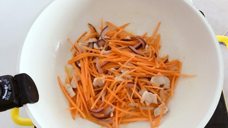 宝宝辅食:省力又好吃的橙色能量饭,倒入胡萝卜丝和香菇丁,翻炒至食材变软,小芽中火大概翻炒了2-3分钟。