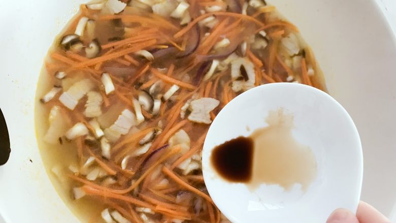 宝宝辅食:省力又好吃的橙色能量饭,然后可加入少许盐和宝宝有机酱油调味。
》如果没有宝宝有机酱油,可以不加。