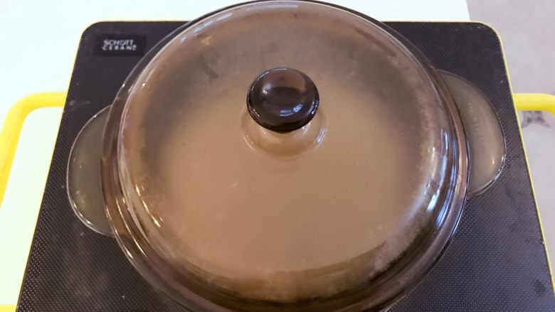 宝宝辅食:牛奶草莓西米露,关火,焖10分钟左右。
》如果焖完发现西米中间白点还没有消失,需要继续开火煮几分钟,然后再焖再查看。
》也不要一直煮,煮过头的西米Q弹口感就会差很多啦。