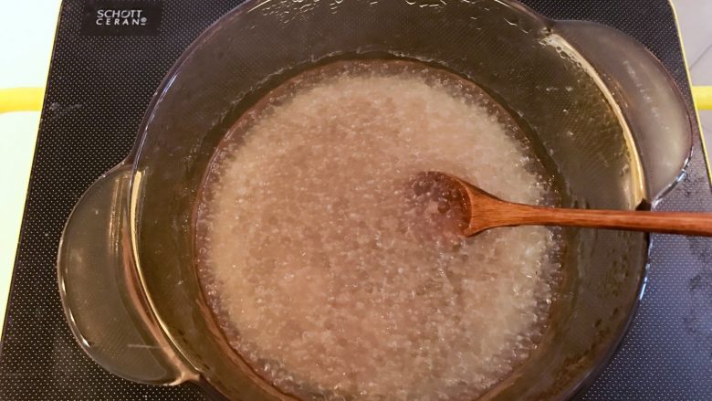 宝宝辅食:牛奶草莓西米露,西米中间的白点已经完全消失。
》此时也可以把西米倒入筛网,用凉白开过一下,口感会更加Q弹一点,小芽还蛮喜欢粘稠的感觉,所以就没有用凉白开过哈,大家根据自己的喜好做。