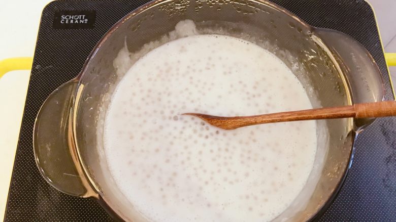 宝宝辅食:牛奶草莓西米露,倒入提前准备好的奶,用勺子搅拌均匀,稍稍放置一会,让西米吸足牛奶。
》如果是夏天,可以放入冰箱冷藏1小时再食用。