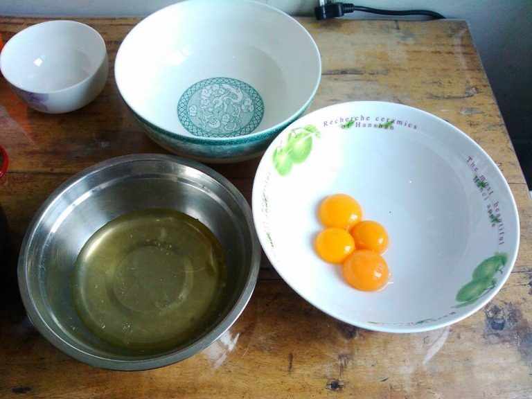 夹心水果派-健康蒸蛋糕,多蒸蛋糕制作的菜谱里为了省事都是不将蛋清蛋黄分离的,但是如果家里没有电动打蛋器,最好还是先分离,不然后面是拌不匀的哦
