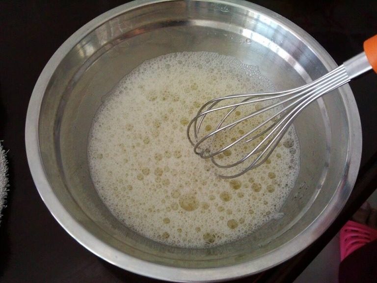 夹心水果派-健康蒸蛋糕,用打蛋器打发蛋清,注意一定要顺时针方向