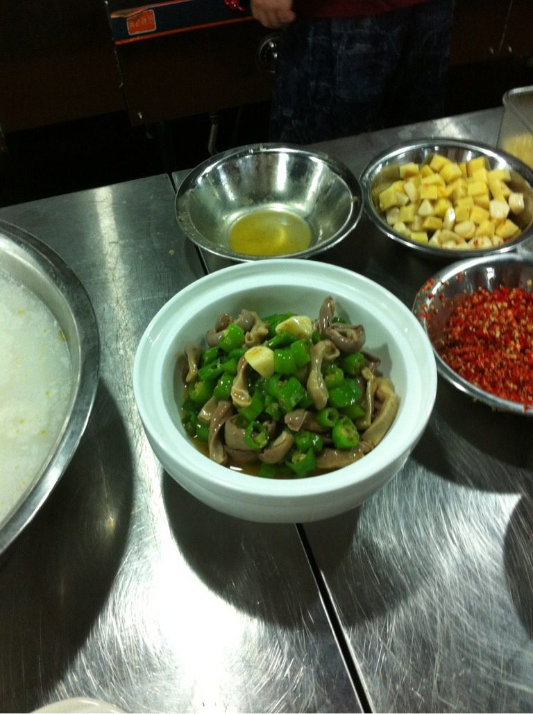 青椒焖肚条,<a style='color:red;display:inline-block;' href='/shicai/ 61'>青椒</a>切圈，锅上火，放入调和油，放入拍蒜，在把<a style='color:red;display:inline-block;' href='/shicai/ 61'>青椒</a>圈倒入锅里放盐翻炒片刻，把猪肚和原汤倒入焖至一分钟，出锅即可！