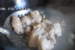 无油版栗子鸡块,将鸡腿斩大块,开水中焯5分钟左右去腥,捞出后用水冲净