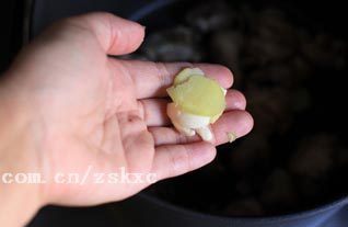 无油版栗子鸡块,将鸡块倒入不粘锅中,放入姜蒜