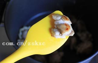 无油版栗子鸡块,煎至一面金黄后,翻面,这样处理后的鸡肉表面香脆,而且鸡皮上的油充分析出后味道更佳