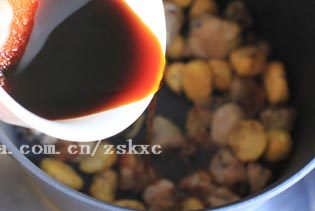 无油版栗子鸡块,倒入栗子肉,同时将已混合的调料倒入锅中,稍炒几下,倒入碗水