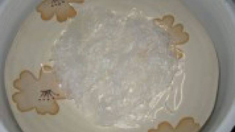蒜蓉粉丝蒸鲍鱼,<a style='color:red;display:inline-block;' href='/shicai/ 523'>粉丝</a>用热水泡软后平铺在碟底