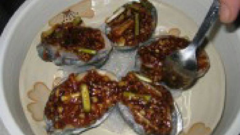 蒜蓉粉丝蒸鲍鱼, 铺上备好的鲍鱼在粉丝上，然后淋上备好的料汁，上锅蒸熟即可！