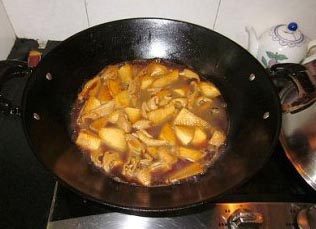 萝卜焖驴肠,再加完全没过所有材料的水,大火烧开,转最小火慢卤45分分钟,至汁收稍干