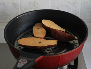 双莓焗红薯,<a style='color:red;display:inline-block;' href='/shicai/ 2585'>红薯</a>清洗干净,从中间切开,上锅蒸熟