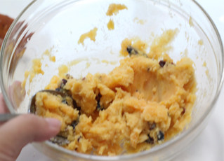 双莓焗红薯,在红薯泥里加入蓝莓干和蔓越莓干,搅拌均匀