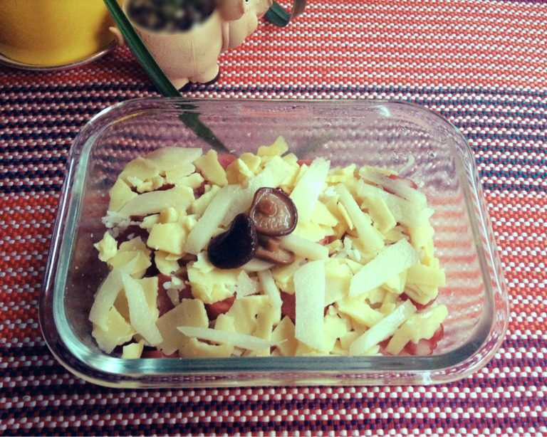 香肠芝士焗饭,如图 先均匀铺上香肠和<a style='color:red;display:inline-block;' href='/shicai/ 6913'>烤肠</a>，再铺满<a style='color:red;display:inline-block;' href='/shicai/ 935'>芝士</a>条或<a style='color:red;display:inline-block;' href='/shicai/ 935'>芝士</a>碎，加入少许<a style='color:red;display:inline-block;' href='/shicai/ 2700'>凉薯</a>（使口感丰富）