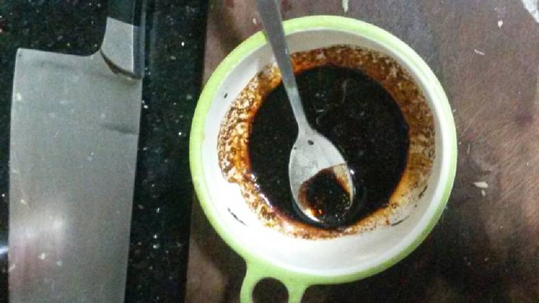 桔香鸽,说说腌料吧……橄榄油(都行)、老抽(上色、别盐味重)绵白糖、高度浆香型白酒(一点点,偶用他们喝剩的五粮……)桔子皮(新鲜的、绿的、切的碎碎的……)白胡椒碎(整粒现打)以上放小碗搅拌均匀……