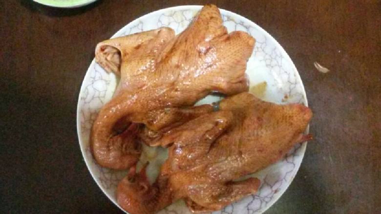桔香鸽,表皮干爽的鸽孑表面用手指(洗干净哟)沾腌料细细按摩别漏翅根等隐敝部位,然后再放风口吹干……