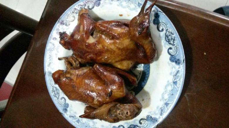 桔香鸽,油锅多点油……大火烧热……将鸽子放钢的漏勺上……用大勺淋油(记得换面和淋肚子内确保鸽子全熟l)……待鸽子表皮有点硬(一凉就脆了)……控干油装盘……哈哈……好了