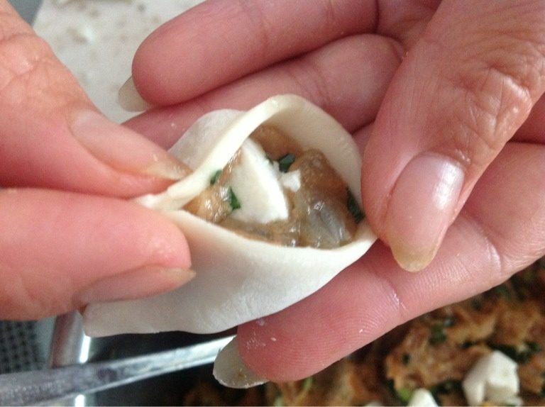 三鲜饺子,如图一个饺子馅里放一颗肉皮冻 饺子煮熟后肉皮冻会化开