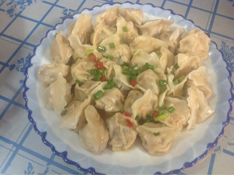 三鲜饺子,如图饺子下开水锅煮熟后捞起装盘 蒸鱼豉油 香葱 辣椒末 拌好淋在饺子上 (可以淋上自己喜欢的调料 )